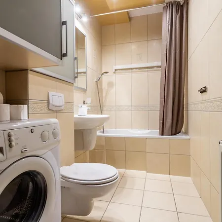Przestrzenny Victus Z 2 Sypialniami Oraz Basenem By Renters Appartement